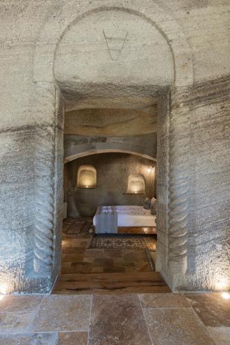 Ένα ή περισσότερα κρεβάτια σε δωμάτιο στο Sarnich Cave Suites