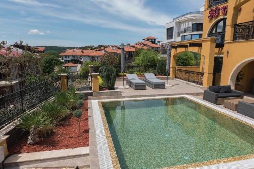 uma piscina num quintal ao lado de um edifício em SG Villa em Sozopol