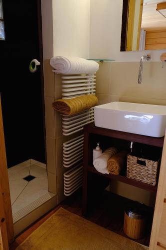 La salle de bains est pourvue d'un lavabo et de serviettes. dans l'établissement Chambre à Part, à La Turbie