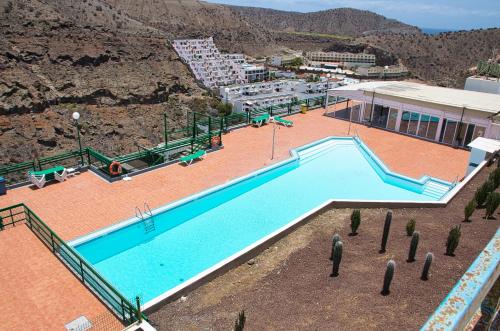 Vaizdas į baseiną apgyvendinimo įstaigoje Malibu 2 apartamento con aire acondicionado, campo de tennis y piscina con solarium arba netoliese