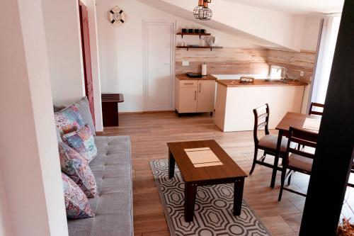ein Wohnzimmer mit Sofa und Tisch in der Unterkunft Demetra Apartments in Ohrid
