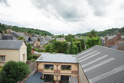 - une vue aérienne sur une ville avec des maisons dans l'établissement La Parenthèse Honfleuraise bis, à Honfleur