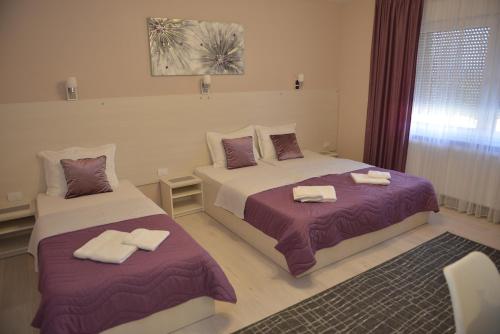 Un pat sau paturi într-o cameră la Apartmani Tomić