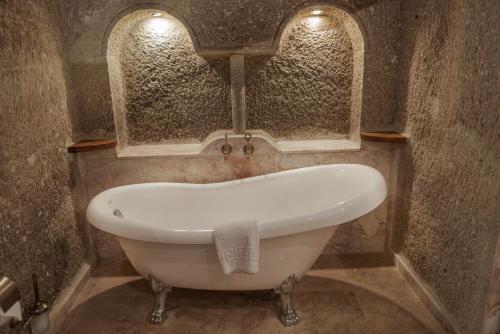 Ένα μπάνιο στο Sarnich Cave Suites