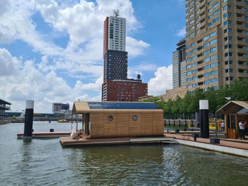 Het gebouw waarin het vakantiehuis zich bevindt