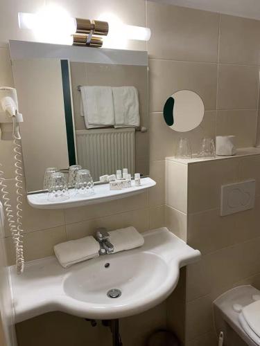 a bathroom with a sink and a mirror at Hotel Kaiser Franz Josef in Millstatt