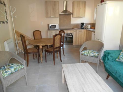 une cuisine et une salle à manger avec une table et des chaises dans l'établissement MAISON D'AELA, à Assérac