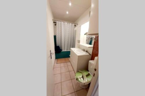 une salle de bain avec toilettes et lavabo dans l'établissement Adorable studio cabine vue mer - 2/4 personnes, à Saint-Jean-de-Monts