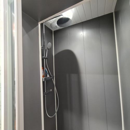une salle de bain avec une douche avec pommeau de douche dans l'établissement T2 GUYNEMER RDC WIFI Plage à 80m Linge de lit fourni, à Les Sables-dʼOlonne