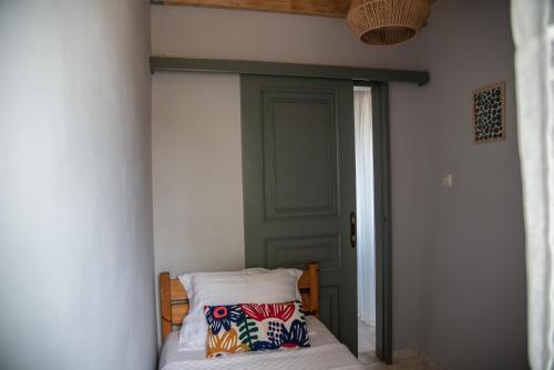 Ένα ή περισσότερα κρεβάτια σε δωμάτιο στο Rena's Panorama View House