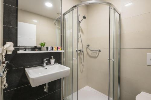 Močići的住宿－Sky Airport Apartments，一间带水槽和淋浴的浴室
