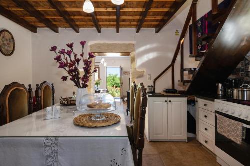 - une cuisine avec un comptoir et un bol de fleurs dans l'établissement Casa Vasilia Traditional Home, à Kástellos