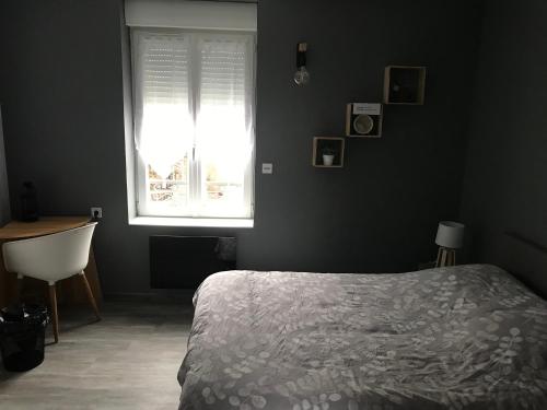 - une chambre avec un lit et une fenêtre dans l'établissement Suite 1 Cosy, à Cosne Cours sur Loire