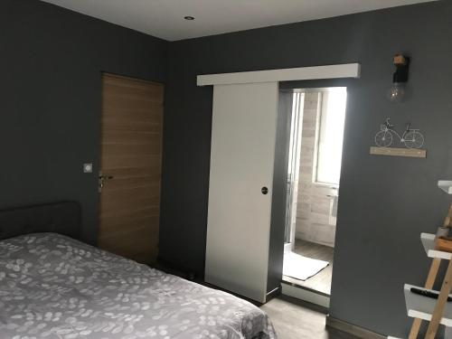 - une chambre avec un lit et une porte avec une fenêtre dans l'établissement Suite 1 Cosy, à Cosne Cours sur Loire