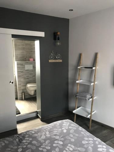 - une chambre avec un lit et une salle de bains avec des toilettes dans l'établissement Suite 1 Cosy, à Cosne Cours sur Loire