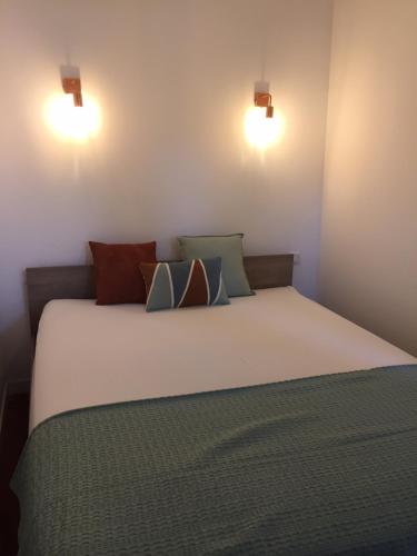 - une chambre dotée d'un grand lit avec deux lumières dans l'établissement Typique T2 Terrasse situé Quartier Panier Vieux Port, à Marseille