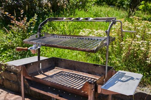 a barbecue grill sitting on top of a table at Garai Etxea, casa adosada en la montaña in Arrankudiaga