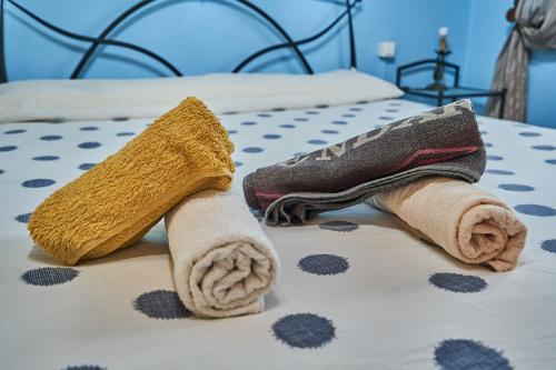 a pair of socks and a towel on a bed at Garai Etxea, casa adosada en la montaña in Arrankudiaga