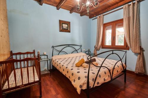 a bedroom with two beds and a window at Garai Etxea, casa adosada en la montaña in Arrankudiaga