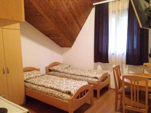 Cama ou camas em um quarto em Apartmani Nikolić Dušica