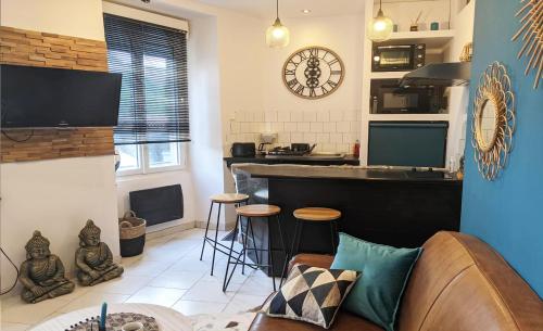 a living room with a couch and a kitchen at Appartement cosy à Nantes avec terrasse in Nantes
