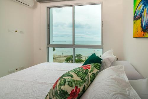 เตียงในห้องที่ Magico Apartamento Frente al Mar 3 Habitaciones AR51