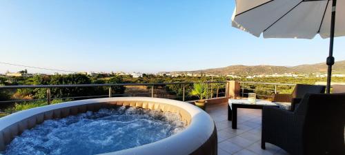 シッシにあるVilla Callista with Private Poolのバルコニー(ホットタブ、パラソル付)