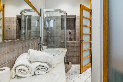 Bilik mandi di Minimalist Stone Country House