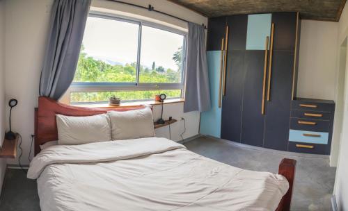 Ein Bett oder Betten in einem Zimmer der Unterkunft צימרים בצפון - עץ נוי