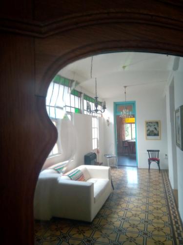 - un salon avec un canapé blanc dans l'établissement la belle epoque, à San Antonio de Areco