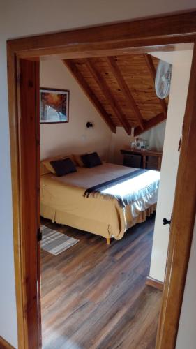 Tempat tidur dalam kamar di Hosteria y Cabañas Casa de Piedra