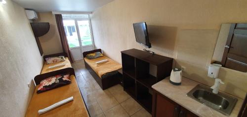 Kuchyň nebo kuchyňský kout v ubytování Santorini Beach Hotel Koblevo