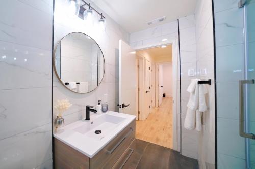 Vonios kambarys apgyvendinimo įstaigoje @ Marbella Lane - Vibrant 4BR RWC Ldry + P