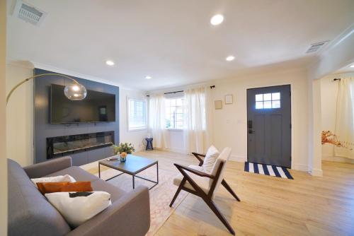 a living room with a couch and a table at @ Marbella Lane - Vibrant 4BR RWC Ldry + P in Redwood City
