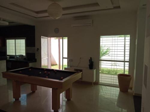 a living room with a pool table in it at Villa à moins de 500m de la plage 3 Chambres et 4 SDB in Saidia 