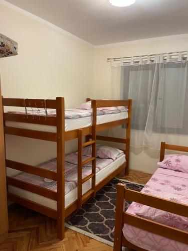a room with two bunk beds and a window at Apartmani Miro Trebinje in Trebinje