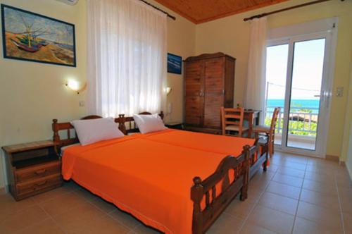 Кровать или кровати в номере Sikoudis Gorgona Beach