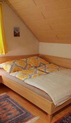 a bed in the corner of a room at Ferienwohnung Nadine Egger in Himmelberg