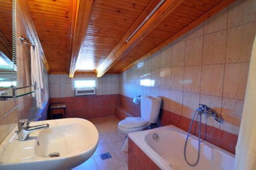 Ванная комната в Sikoudis Gorgona Beach