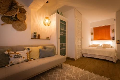 ein Wohnzimmer mit einer Couch und einem Bett in der Unterkunft K-IN&OUT by Nuka Homes in Jávea
