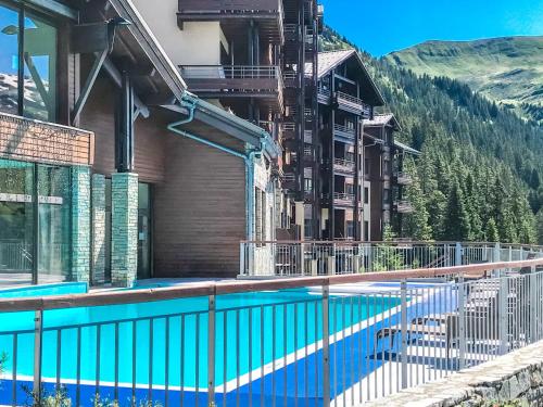 une piscine devant un immeuble dans l'établissement Cosy, modern 2-bed with fireplace & beautiful views, à Flaine