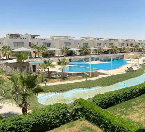 - une vue sur un complexe avec 2 piscines dans l'établissement Einbay pool view appartement, à Ain Sokhna