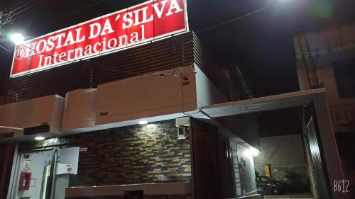 基多的住宿－Hostal Da`Silva，夜间建筑物一侧的标志