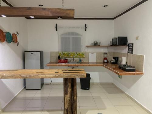 eine Küche mit einem Holztisch im Zimmer in der Unterkunft Casa Las Palmas in Tizimín