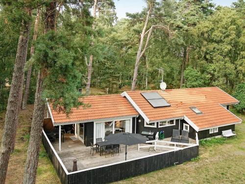 Vester Sømarkenにある10 person holiday home in Nexのデッキ付きの家屋の頭上の景色
