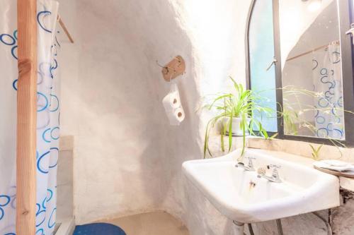 a bathroom with a sink and a mirror at Casa circular in San Carlos de Bariloche