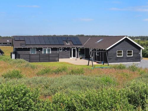 Nørre Lyngbyにある16 person holiday home in L kkenの太陽電池パネル付きの大黒い家