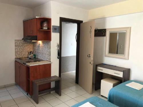 a small room with a kitchen and a bedroom at AZALEA HOTEL in Sarti