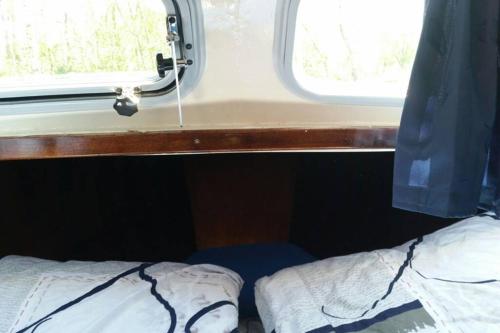 Een bed of bedden in een kamer bij Boat Allemansfreon - kamperen op het water - niet om mee te varen - read host profile-lees hostprofiel