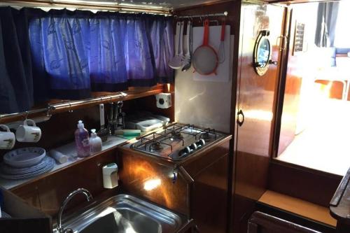 Een keuken of kitchenette bij Boat Allemansfreon - kamperen op het water - niet om mee te varen - read host profile-lees hostprofiel